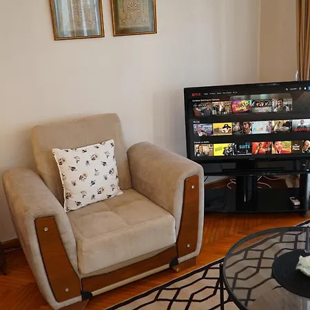 Chic And Spacious 2-bed Flat In Cihangir Διαμέρισμα